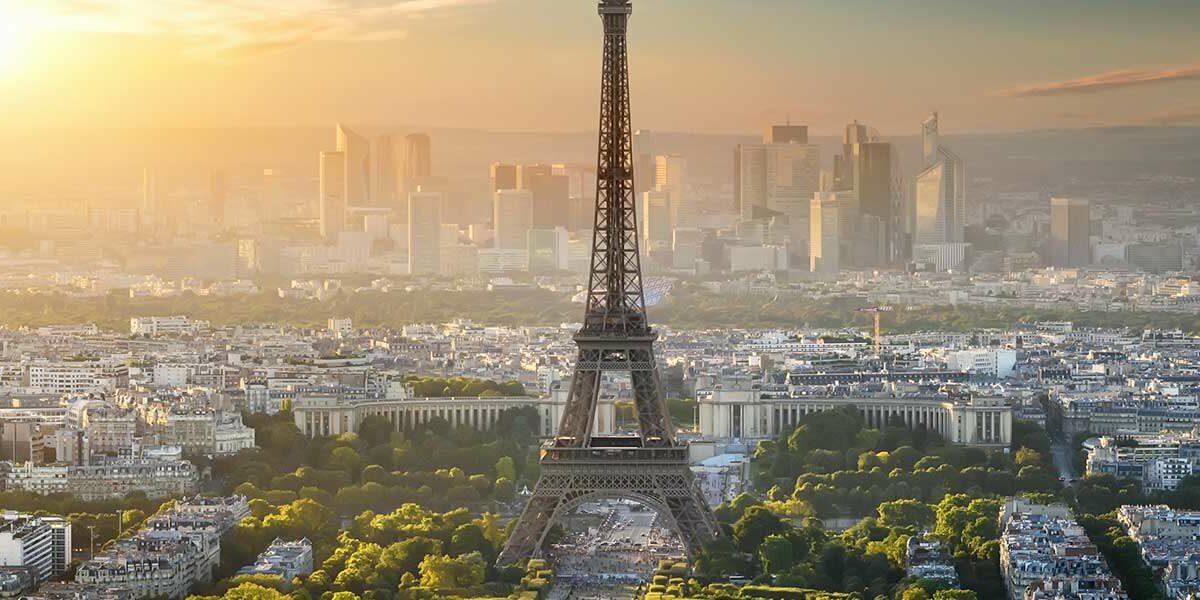 tourist in paris 2022